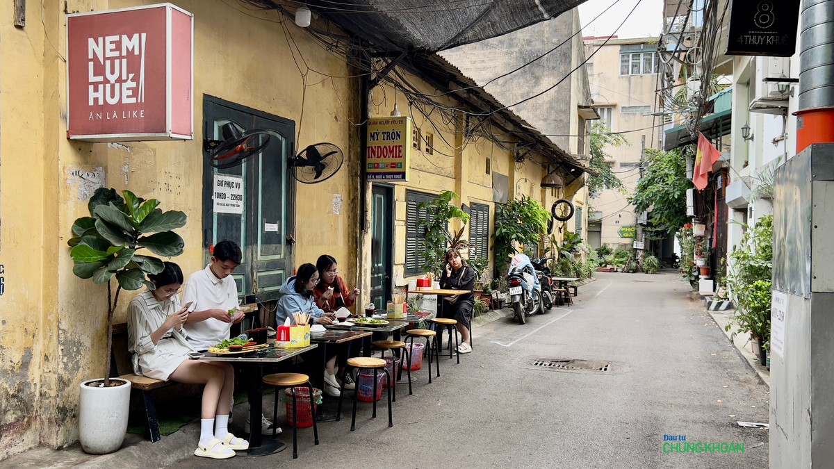 Chung quanh các phòng làm việc của Hãng phim, hàng quán tự phát mọc lên