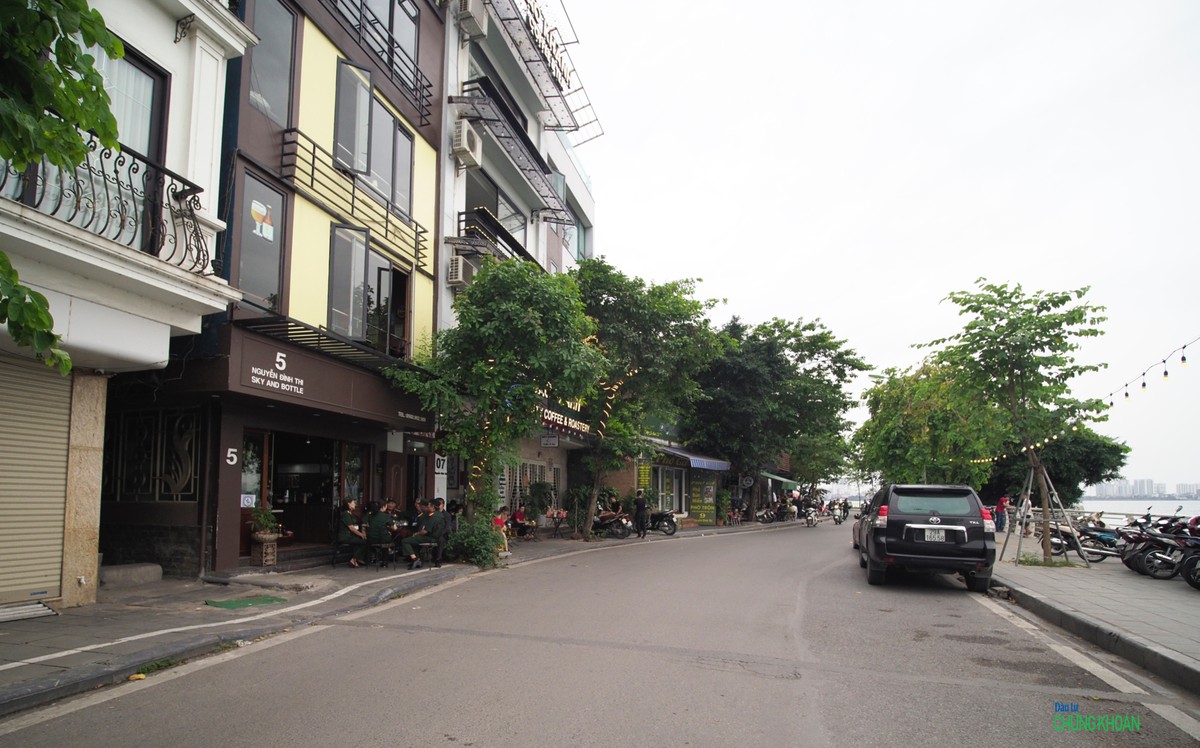 Mặt sau VFS là phố Nguyễn Đình Thi nhìn ra Hồ Tây. Đây là một trong những vị trí đất đắt đỏ nhất Hà Nội hiện nay, theo một số môi giới Web Tổng Nhà Cái 99Kl99 Giải Trí Bậc Nhất thì có thể lên tới 400 - 500 triệu đồng/m2.