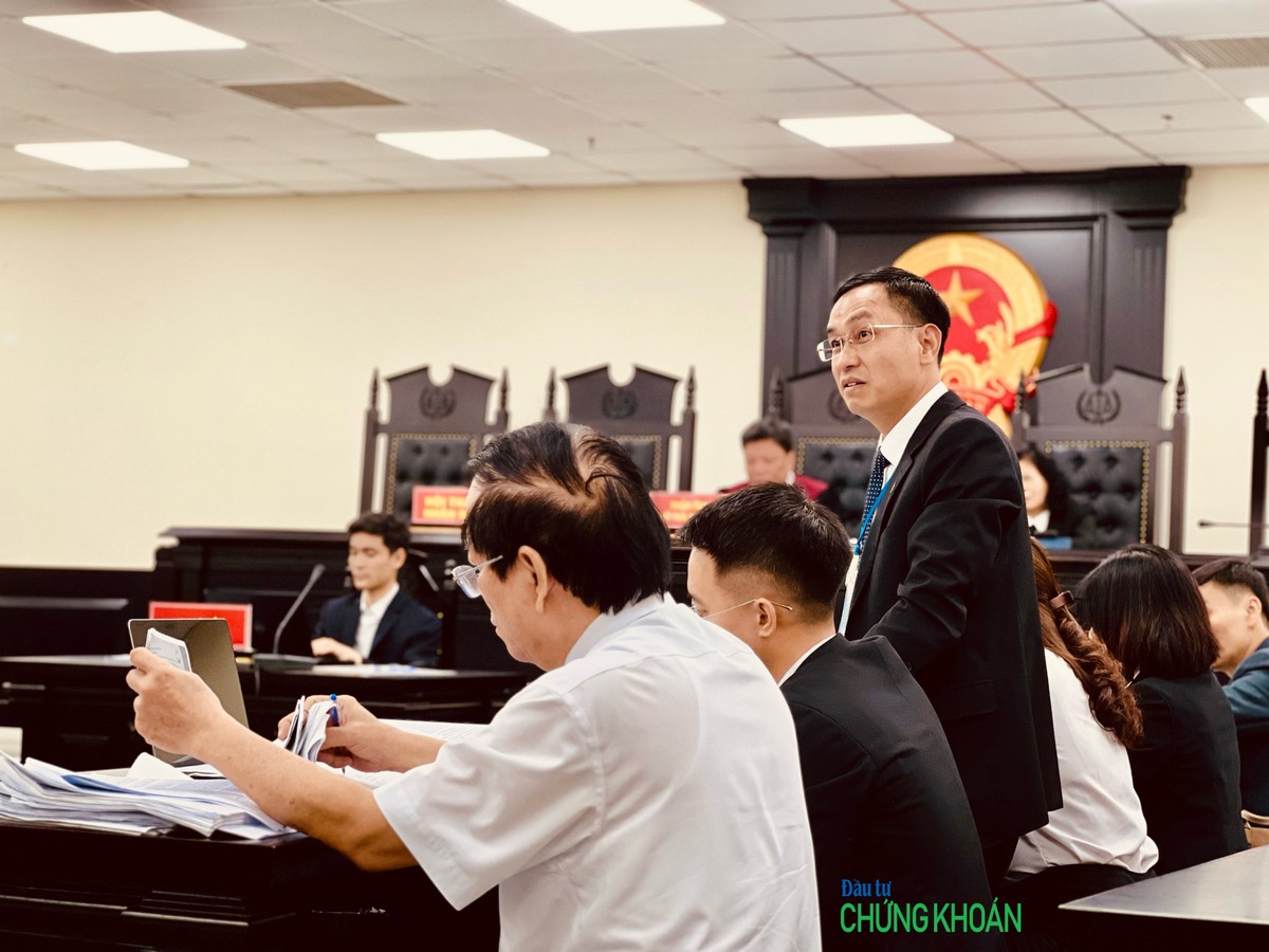 Một luật sư bào chữa của bị cáo Đỗ Thành Nhân chất vấn bị cáo Đỗ Đức Nam về một số lời khai mâu thuẫn của bị cáo Nam (Ảnh: H.Y) Một luật sư bào chữa của bị cáo Đỗ Thành Nhân chất vấn bị cáo Đỗ Đức Nam về một số lời khai mâu thuẫn của bị cáo Nam (Ảnh: H.Y)