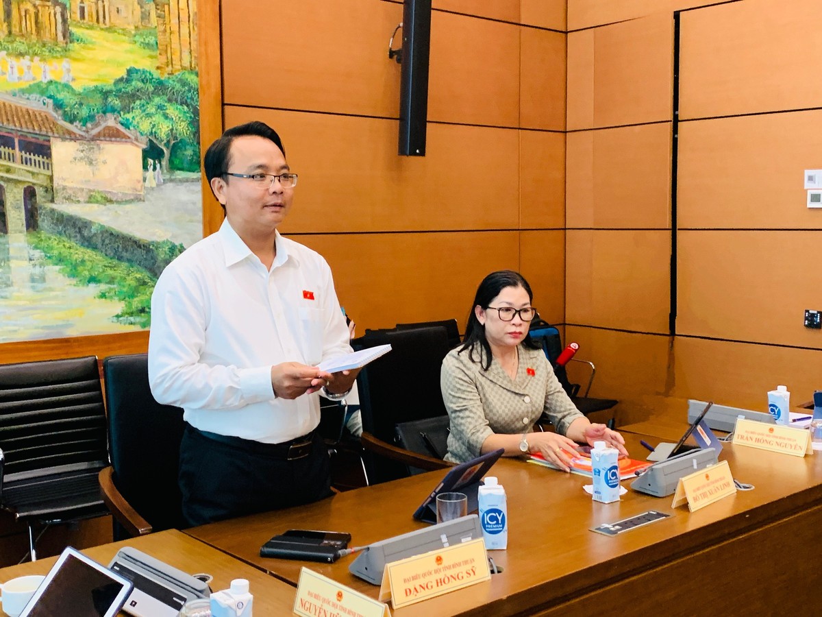 Đại biểu Đặng Hồng Sỹ, đoàn Bình Thuận phát biểu tại họp tổ sáng 25/5