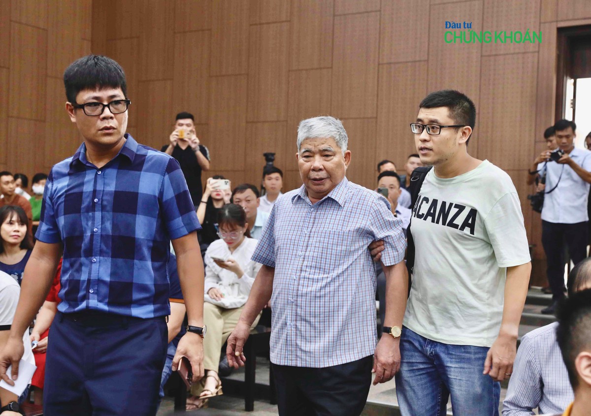 Ông Lê Thanh Thản được dẫn giải đến trước Toà
