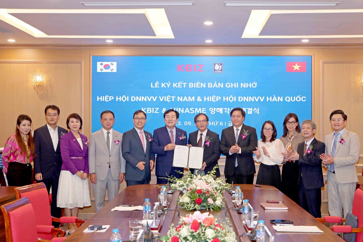 Kết thúc Lễ ký kết, đại diện hai bên đã cùng chụp ảnh...