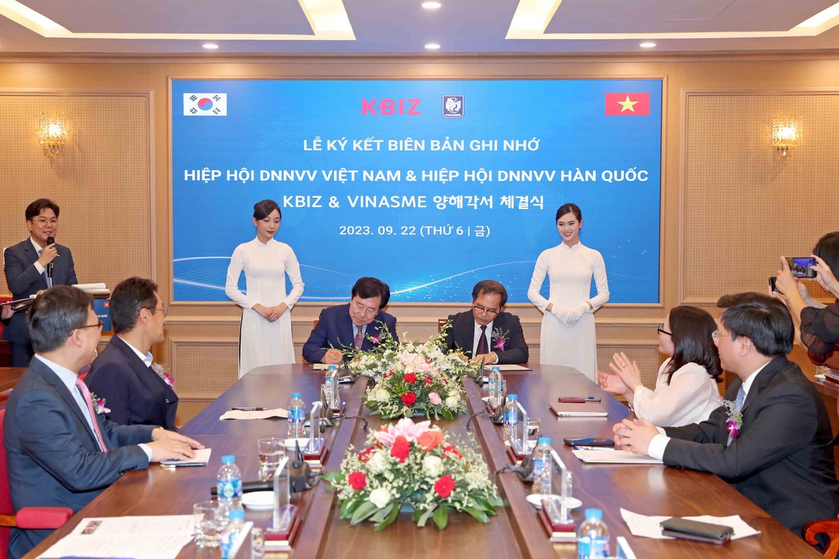 Ông Ki-Mun Kim (trái) và ông Tô Hoài Nam đại diện 2 hiệp hội ký kết biên bản hợp tác Kl992 VIP Trang Chủ 2026.