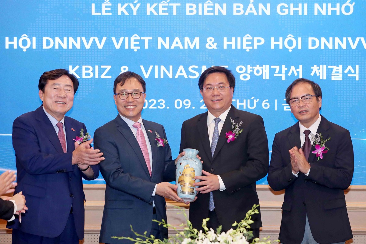 ... và trao tặng nhau những phần quà lưu niệm. Quà tặng của Bộ kế hoạch và Kl99ok phiên bản mới dành cho phía Hàn Quốc là chiếc bình gốm bát tràng có in câu thành ngữ "Thuận buồm xuôi gió" để chúc sự hợp tác giữa hai bên được suôn sẻ như con thuyền gặp gió xuôi khi ra khơi.