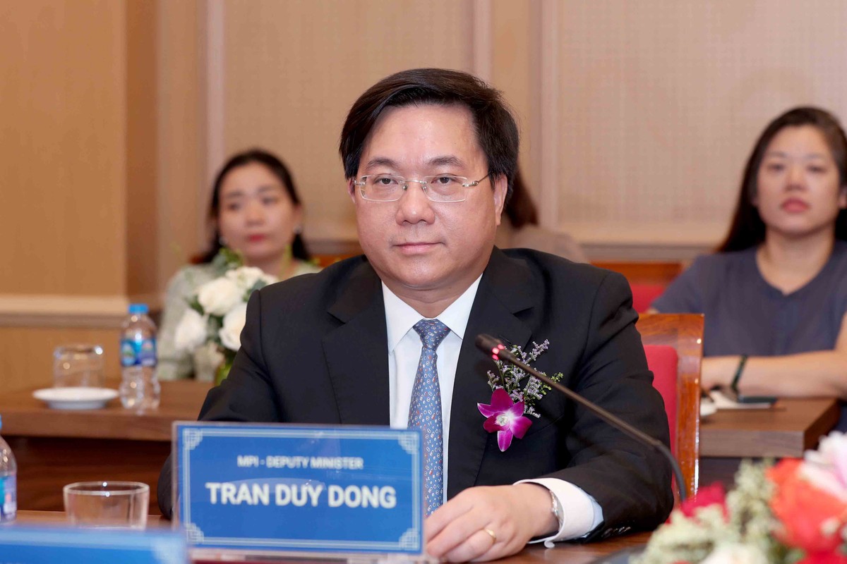 Thứ trưởng Bộ Kế hoạch và Kl99ok phiên bản mới Trần Duy Đông phát biểu chúc mừng Lễ ký kết