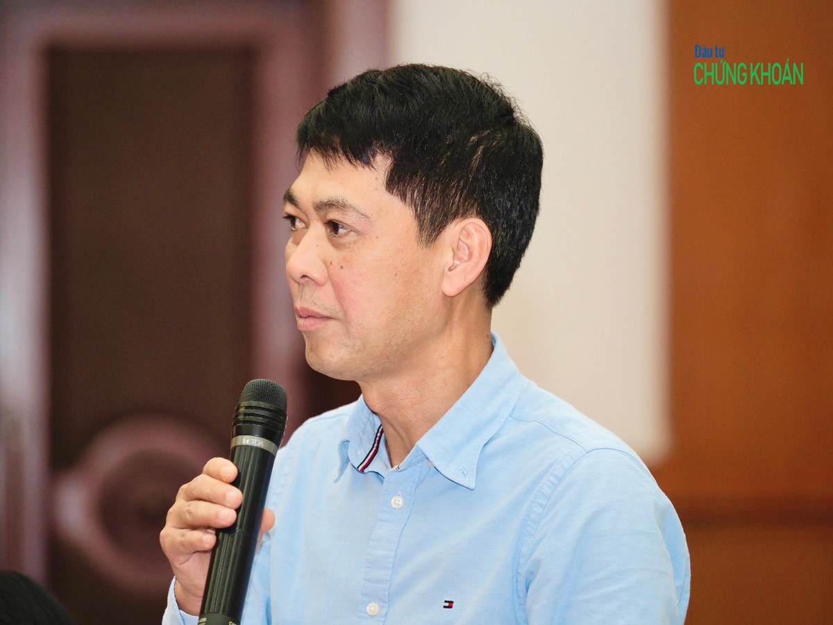Ông Doãn Thanh Tuấn, Phó Cục trưởng Cục Quản lý Giám sát Kl99kl phiên bản hoạt động (Bộ Kl991.com nạp rút nhanh) trả lời họp báo chiều 5/10 - Ảnh: M.Minh
