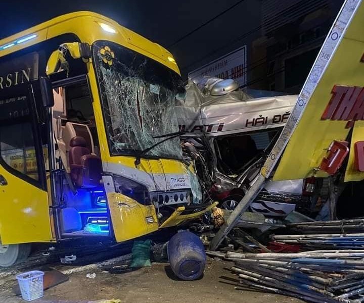 Vụ tai nạn thảm khốc của nhà xe Thành Bưởi hôm 30/9 tại Đồng Nai khiến 5 người thiệt mạng, 4 người bị thương, 2 xe ô tô hư hỏng nặng.
