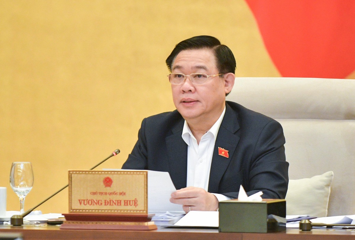 Chủ tịch Quốc hội Vương Đình Huệ chủ trì và điều hành phiên họp về dự thảo Luật Đất đai (sửa đổi) sáng 16/11 - Ảnh: quochoi.vn