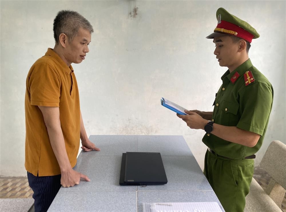Tống đạt quyết định khởi tố bị can đối với Đào Nguyên Nghị (Ảnh: BCA)