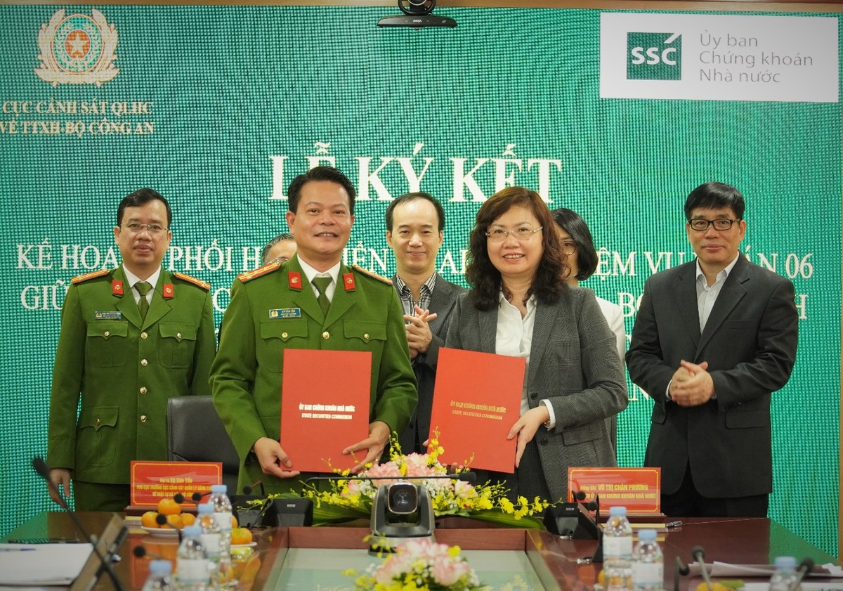 Chủ tịch UBCKNN Vũ Thị Chân Phương và Đại tá Vũ Văn Tấn trao Biên bản ký kết