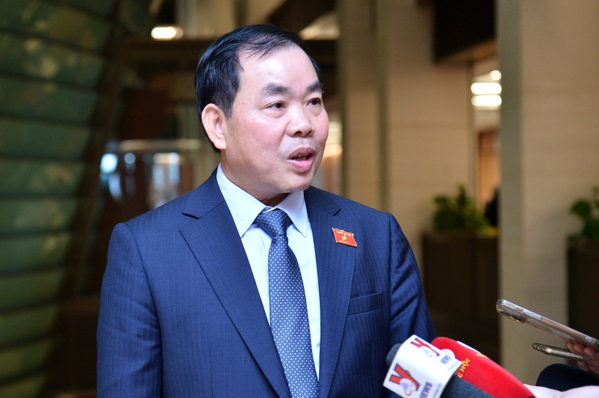Đại biểu Nguyễn Quang Huân (đoàn Bình Dương) trả lời báo chí bên hành lang Kỳ họp bất thường thứ 5 Quốc hội khoá XV