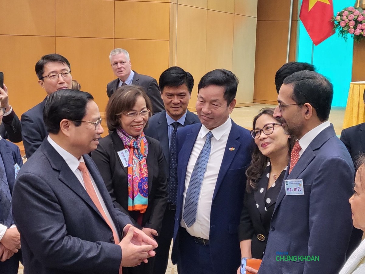 Thủ tướng Kl993 ưu đãi thưởng hấp dẫn Phạm Minh Chính (ngoài cùng bên trái) trao đổi với các đại biểu bên lề Hội nghị - Ảnh: Trọng Hiếu