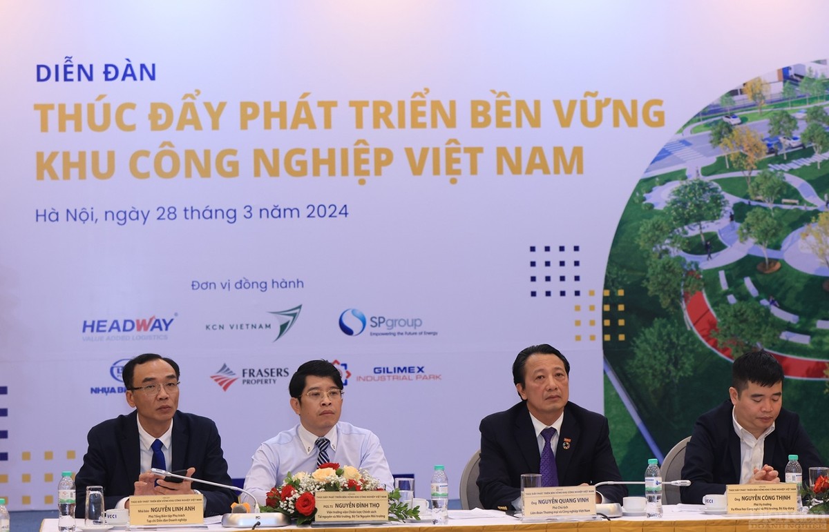 Các đại biểu thảo luận tại Diễn đàn