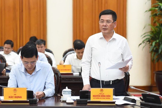 Bộ trưởng Bộ Công thương Nguyễn Hồng Diên báo cáo tại cuộc họp