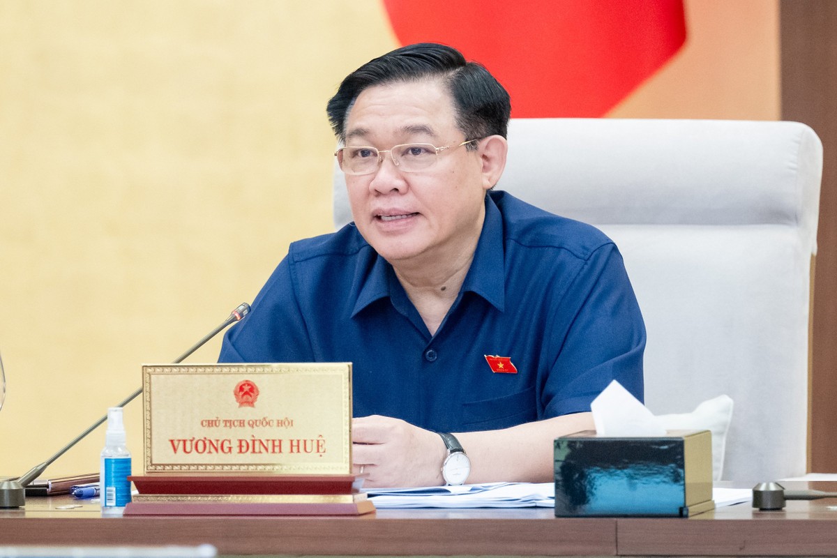 Chủ tịch Quốc hội Vương Đình Huệ điều hành phiên họp chiều 17/4