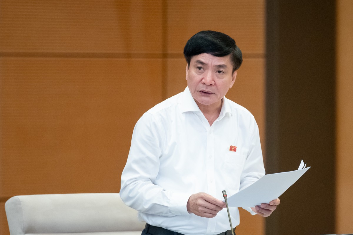 Tổng Thư ký Quốc hội, Chủ nhiệm Văn phòng Quốc hội Bùi Văn Cường trình bày báo cáo