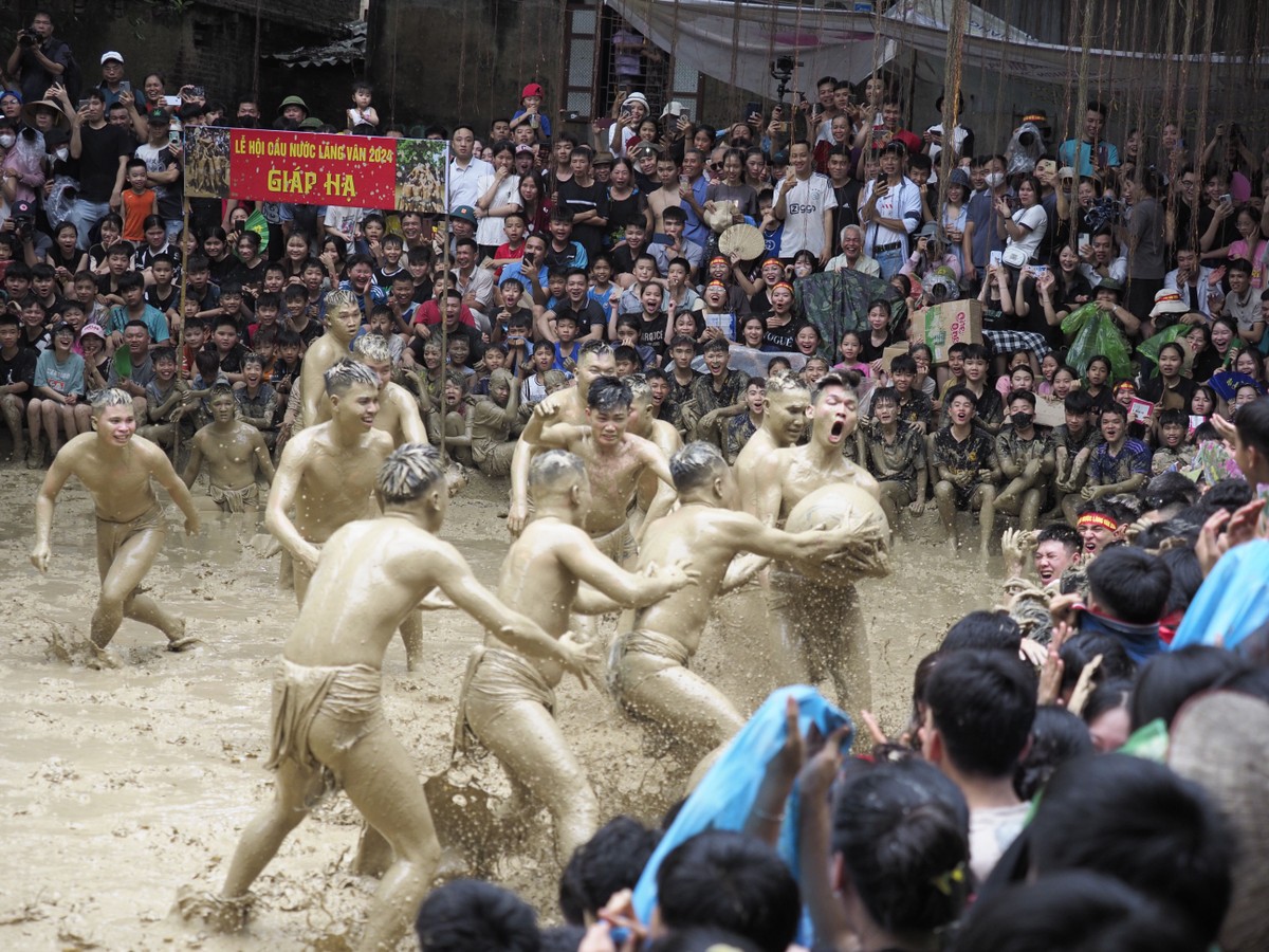 Khán giả cổ vũ cho pha giành cầu gay cấn