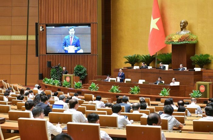 Quốc hội thảo luận tại Hội trường về một số nội dung còn ý kiến khác nhau tại dự thảo Luật Đường bộ sáng 21/5 (Ảnh: Quochoi.vn)
