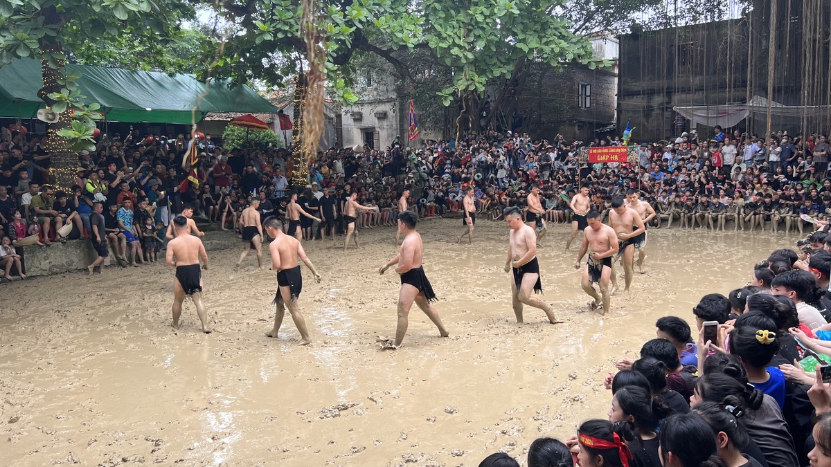 16 thanh niên trai tráng khỏe mạnh trong làng được tuyển chọn để tham gia hội vật, được gọi là “quân cầu”. Họ chia làm hai giáp (giáp thượng, giáp hạ).