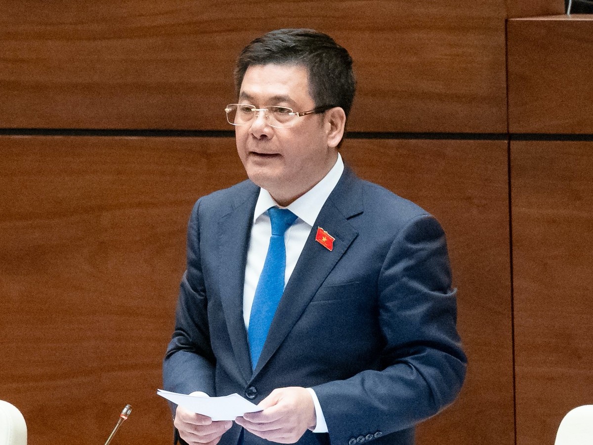 Bộ trưởng Bộ Công thương Nguyễn Hồng Diên trả lời chất vấn trước Quốc hội chiều 4/6