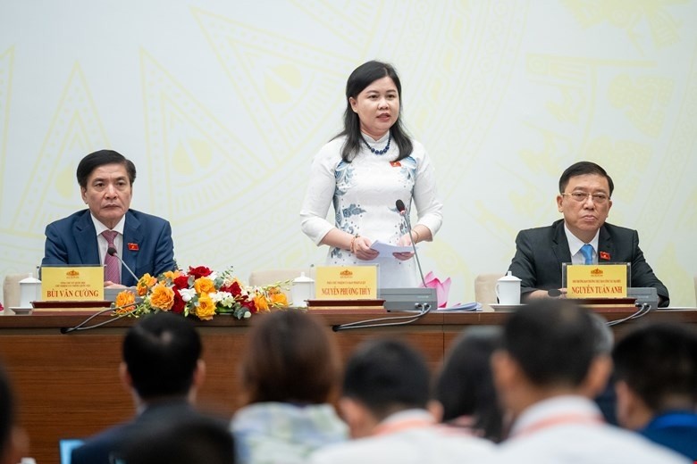 Bà Nguyễn Phương Thủy, Phó Chủ nhiệm Ủy ban Kl992 Tham Gia Ngay của Quốc hội trả lời tại họp báo