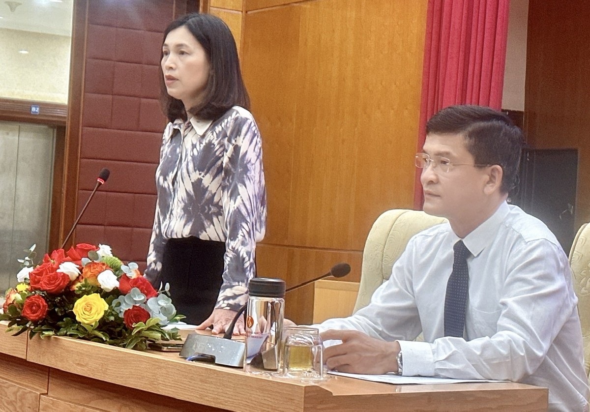 Phó tổng giám đốc KBNN Trần Thị Huệ (ảnh trái) chủ trì họp báo chiều 18/7