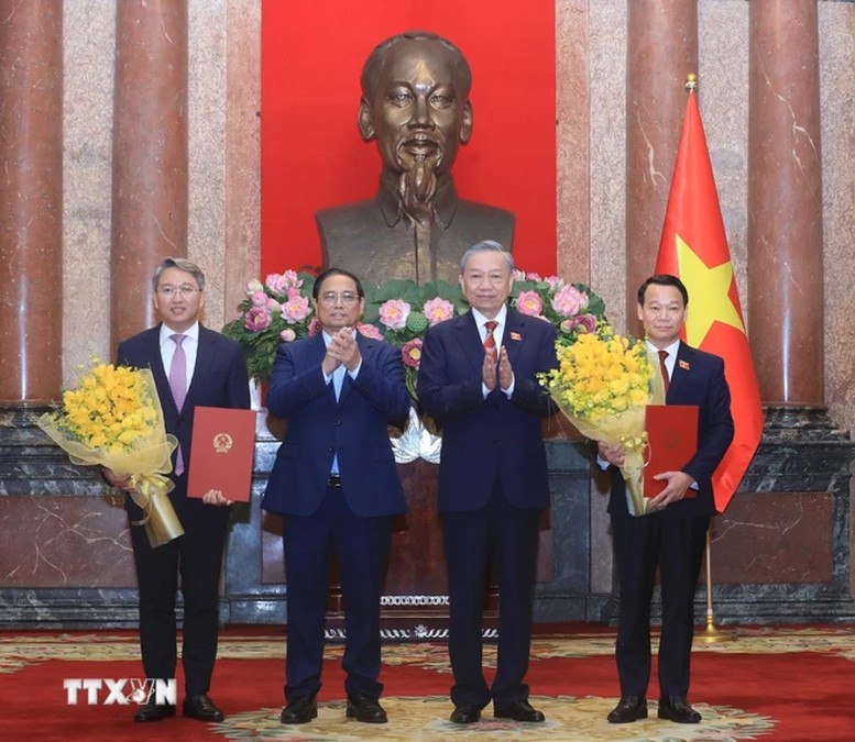 Tổng Bí thư, Chủ tịch nước Tô Lâm trao Quyết định bổ nhiệm; Thủ tướng Phạm Minh Chính tặng hoa chúc mừng Bộ trưởng Bộ Tài nguyên và Môi trường Đỗ Đức Duy, Bộ trưởng Bộ Tư pháp Nguyễn Hải Ninh (Ảnh: TTXVN)