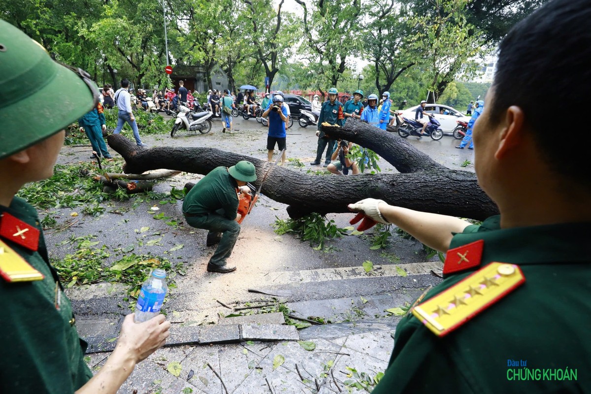 Lực lượng bộ đội có mặt trên phố Đinh Tiên Hoàng, cạnh hồ Hoàn Kiếm, để cưa cây đổ