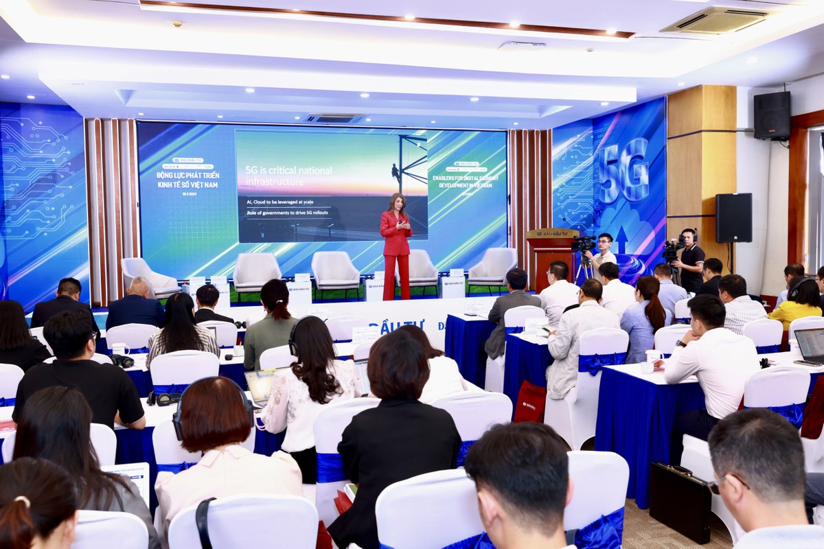 Bà Rita Mokbel, Chủ tịch Ericsson Việt Nam trình bày tham luận tại Hội thảo của báo Kl99ok phiên bản mới sáng 30/9 (Ảnh: Chí Cường)