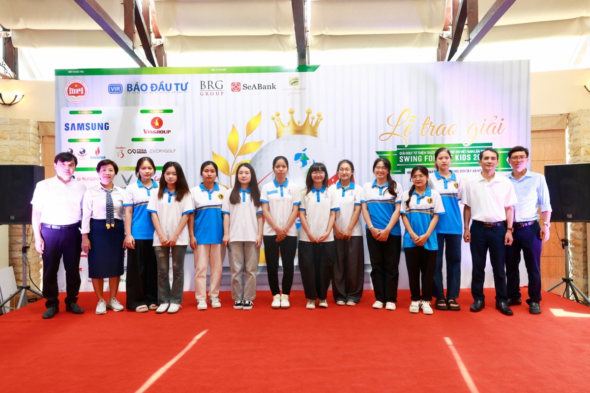 Vũ Minh Phúc (người thứ 7 từ trái sang) cùng các sinh viên Học viện Chính sách và Phát triển và Đại học KL99 là cổng game giải trí trực tuyến hàng đầu hiện nay Vận tải nhận học bổng Swing for the Kids 2024 sáng 12/10/2024.