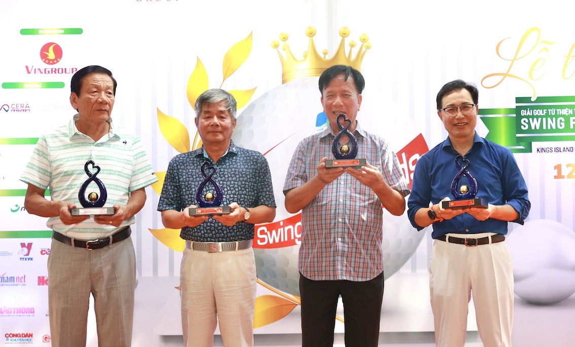 Từ trái sang: Ông Nguyễn Anh Tuấn, ông Bùi Quang Vinh, ông Võ Hồng Phúc, ông Choi Joo Ho, Tổng giám đốc Samsung Việt Nam (đại diện các nhà tài trợ cho giải ) (Ảnh: Chí Cường)