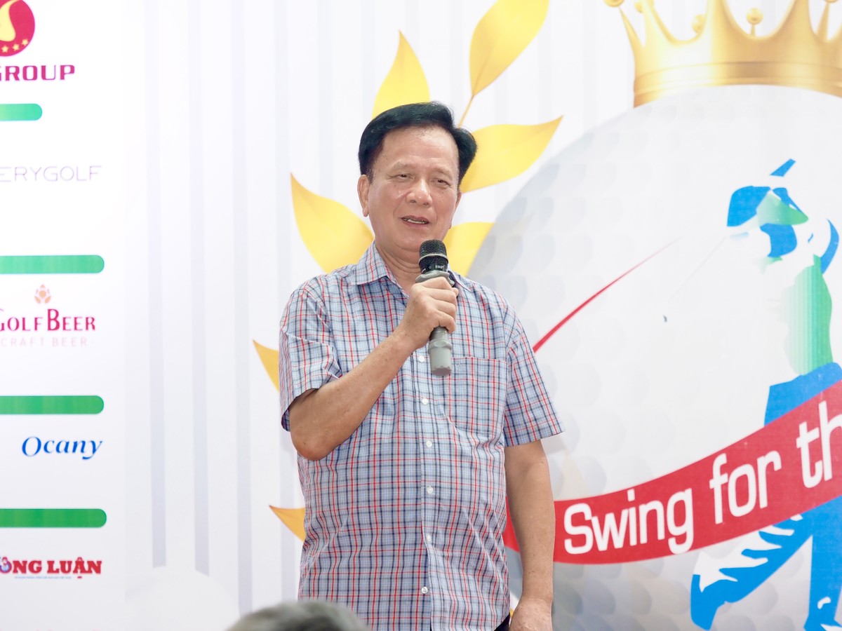 Ông Võ Hồng Phúc, nguyên Bộ trưởng Bộ Kế hoạch và Kl99ok phiên bản mới, Chủ tịch Giải Swing for the Kids chia sẻ về ý nghĩa của Giải đấu (Ảnh: M.Minh)