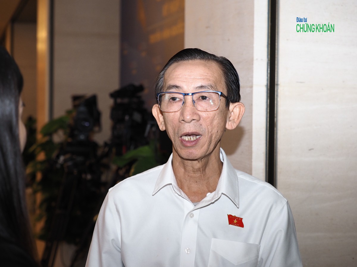 Đại biểu Trần Hoàng Ngân (đoàn TP.HCM) trả lời bên hành lang Quốc hội (Ảnh: M.M)