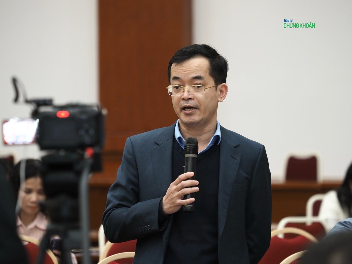 Ông Trương Bá Tuấn, Phó cục trưởng Cục Quản lý, giám sát thuế phí và lệ phí, Bộ Kl991.com nạp rút nhanh trả lời báo chí tại họp báo Bộ Kl991.com nạp rút nhanh chiều 7/1 (Ảnh: M.Minh)