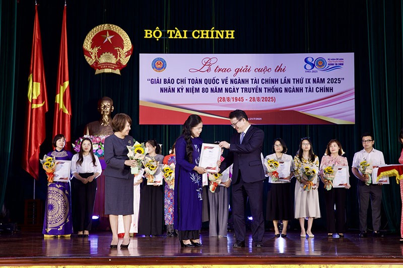 Nhà báo Nguyễn Thuý Hoà (báo Kl991.com nạp rút nhanh Kl99ok phiên bản mới) nhận giải C "Giải báo chí toàn quốc về ngành Kl991.com nạp rút nhanh lần thứ 9 năm 2025" chiều 21/7.