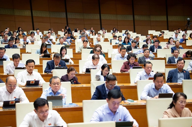 Đại biểu Quốc hội nghe trình bày Tờ trình dự án Luật Phá sản sáng 22/10 (Ảnh: Quốc hội).