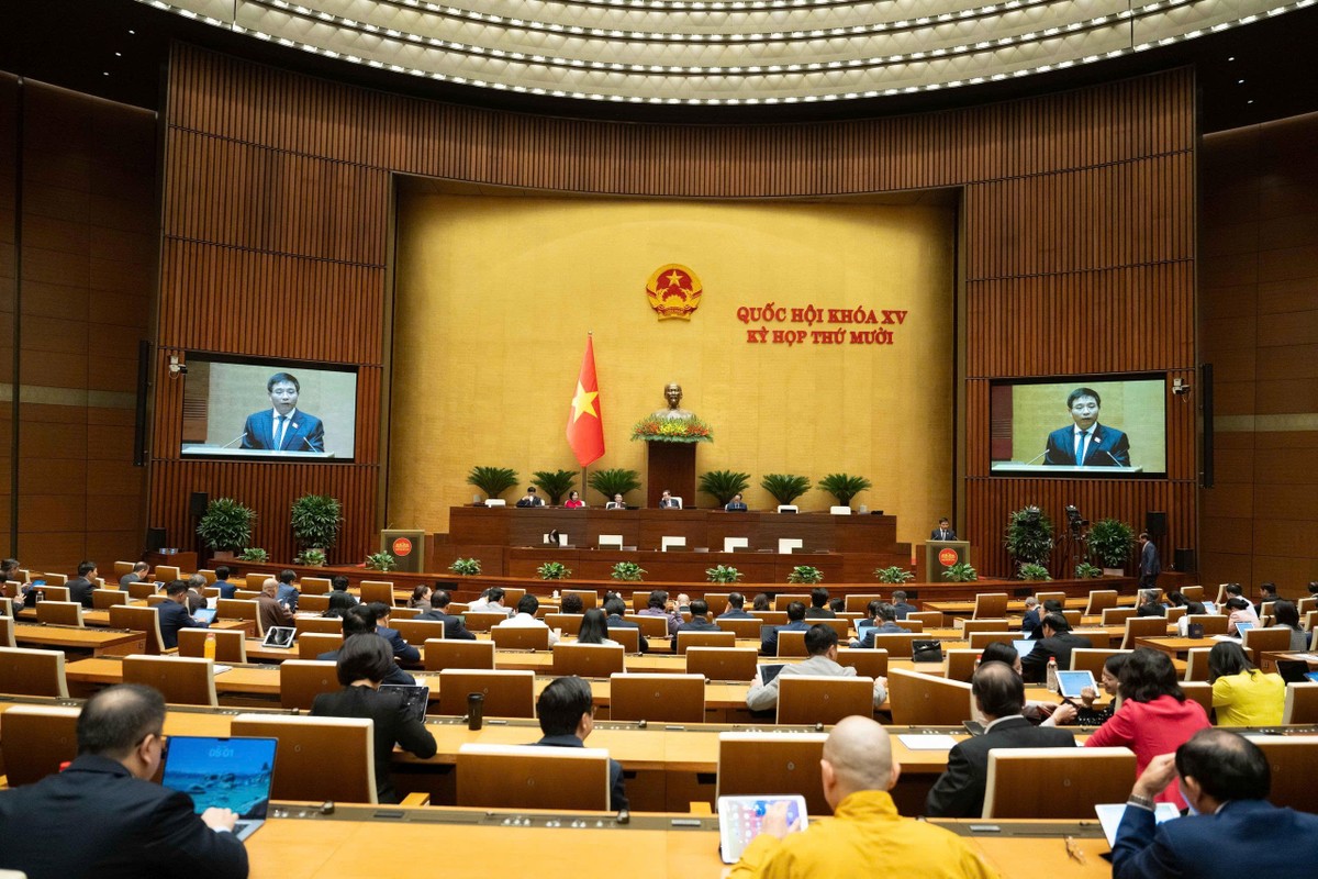 Quốc hội họp ở hội trường sáng 11/12 để thông qua Nghị quyết "Về thí điểm một số cơ chế, chính sách đặc thù để thực hiện các dự án lớn, quan trọng trên địa bàn Thủ đô".