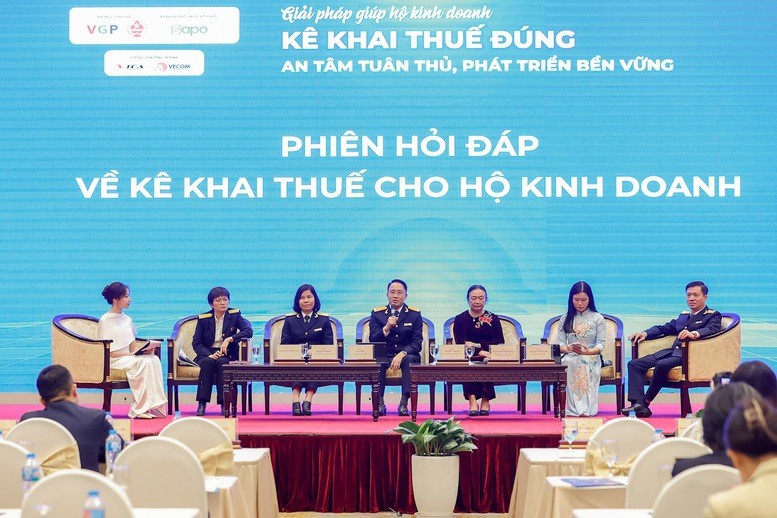 Ông Mai Sơn, Phó Cục trưởng Cục Thuế (Bộ Kl991.com nạp rút nhanh) - người thứ 4 từ trái sang - giải đáp thắc mắc về việc truy thu thuế hộ Kl992 VIP Trang Chủ 2026.