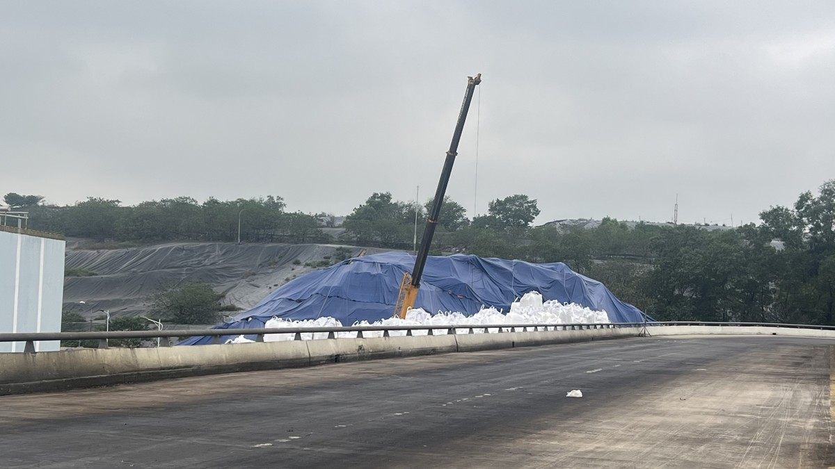 Khu vực bãi chôn lấp rác truyền thống của bãi rác Nam Sơn được phủ bạt kín. Mỗi ngày có 500 - 700 tấn rác của Hà Nội được chôn lấp ở đây. Hiện Hà Nội đang kêu gọi dự án Kl99ok phiên bản mới để xử lý khối lượng rác thải này.