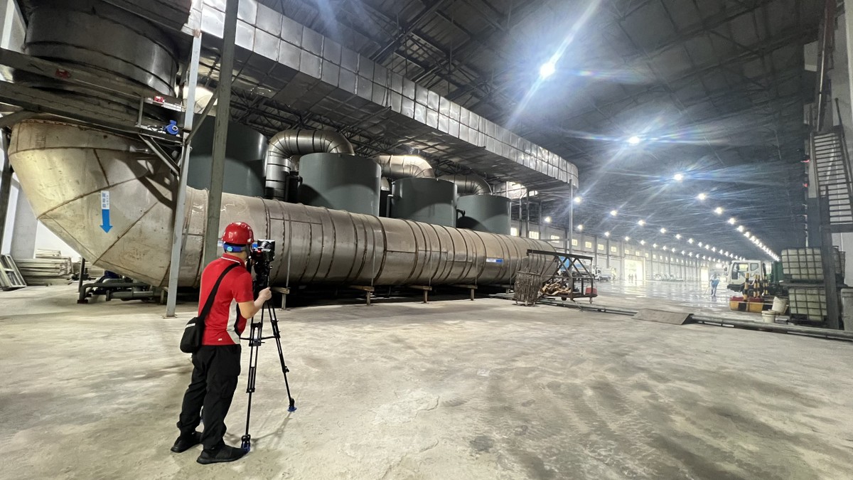 Nhà máy có 5 lò đốt với 3 tổ máy phát điện. Trong đó, lượng điện được tái sử dụng cho nhà máy chiếm 15-20%; còn lại nhà máy ký hợp đồng bán điện cho Tổng công ty Điện lực Việt Nam (EVN). Khu vực lò đốt rác của nhà máy, sử dụng công nghệ đốt rác hỗn hợp (không qua phân loại) của Bỉ, với công suất 90MW.
