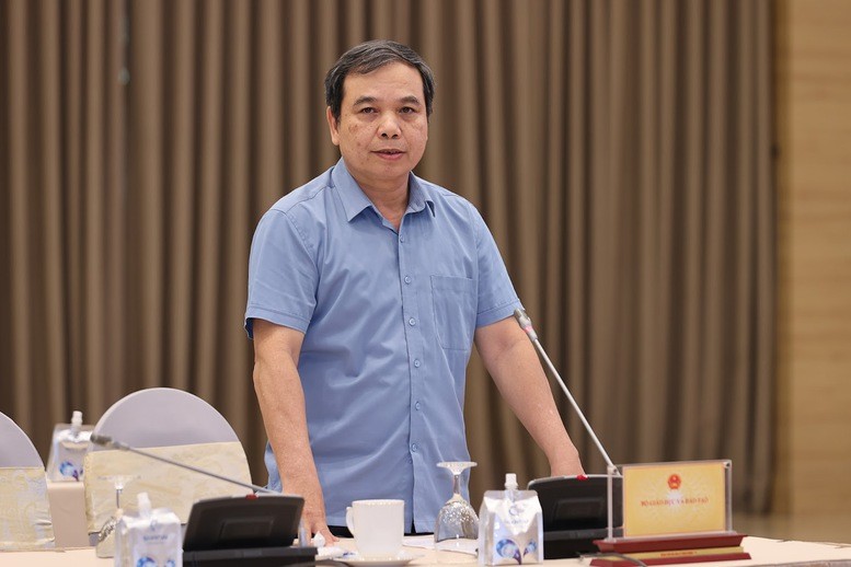 Ông Hoàng Đức Minh, Vụ trưởng Vụ Học sinh sinh viên, Bộ Giáo dục và Đào tạo trả lời câu hỏi của báo chí tại Họp báo Kl993 ưu đãi thưởng hấp dẫn chiều 4/4.
