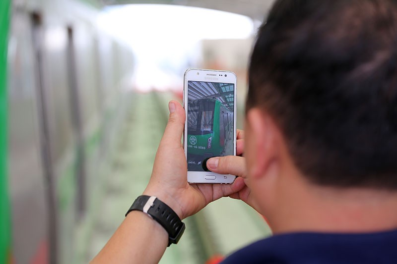 Người dân thích thú tham quan toa tàu 99Kl.app khuyến mãi hot trên cao đầu tiên ảnh 10