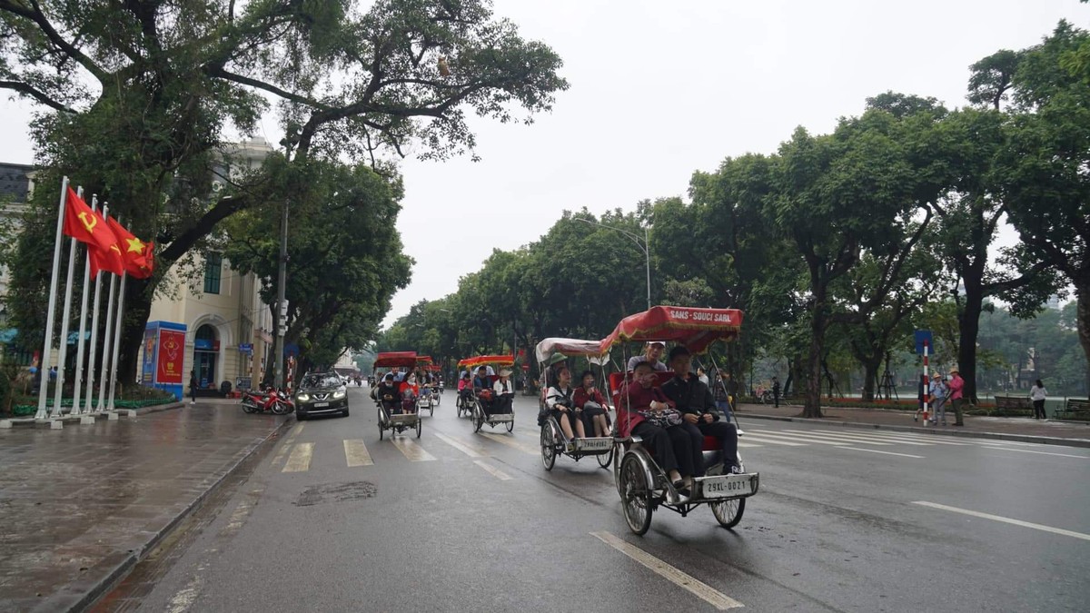 Sau cơn mưa lớn, Hà Nội lại thanh bình trong sáng mùng 1 Tết ảnh 8