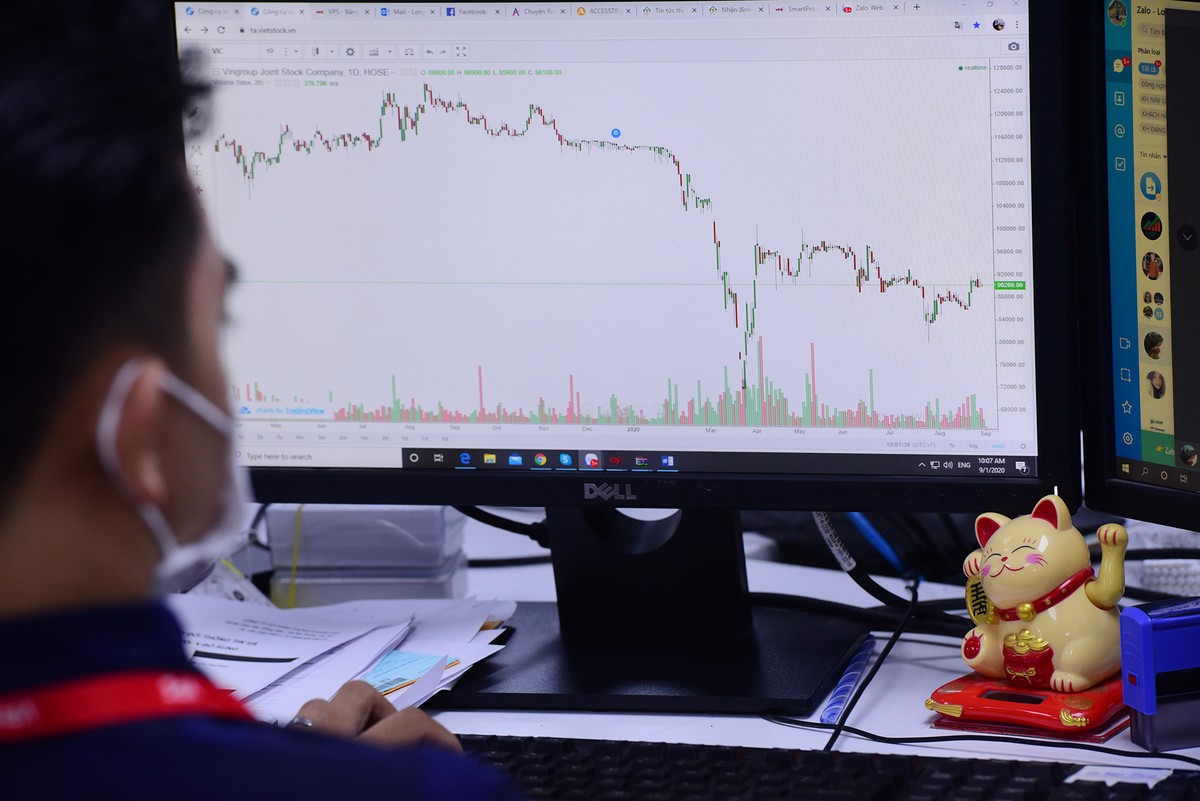 Nhiều người trang trí bàn làm việc bằng chú mèo thần tài Nhật Bản.