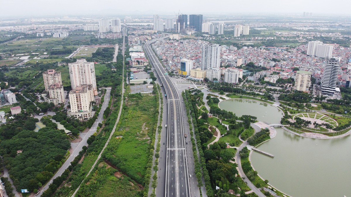 Dự án hiện được ví là dự án đường trên cao đẹp nhất Hà Nội và nhận được rất nhiều sự quan tâm của người dân. Tuy chỉ còn 2 ngày nữa sẽ chính thức thông xe, nhưng một số hạng mục của dự án vẫn chưa được hoàn thiện, đặc biệt là 6 lối lên xuống. Lối xuống Cổ Nhuế của dự án đang để trống trong sáng 8/10. Khu vực thi công các lối lên xuống chưa hoàn thiện, vẫn phải quây tôn trên đường Phạm Văn Đồng. Để cảnh báo các xe di chuyển, chủ Kl99ok phiên bản mới đang tạm thời... che đi biển chỉ dẫn lối lên xuống. Cảnh báo được dán đỏ che lối xuống khu vực công viên Hòa Bình, Cổ Nhuế, Xuân Đỉnh. Tuy đã có cảnh báo nhưng liệu có đủ an toàn với những xe đang di chuyển trên đoạn đường có tốc độ tối đa lên tới 100km/h? Hiện tại, công nhân đang gấp rút thi công những hạng mục còn lại của công trình. Theo thông tin trên báo chí, sau khi phần cầu chính được thông xe, các nhà thầu sẽ tiếp tục triển khai thi công 6 nhánh lên xuống và dự kiến kết thúc toàn bộ vào cuối tháng 12/2020.
