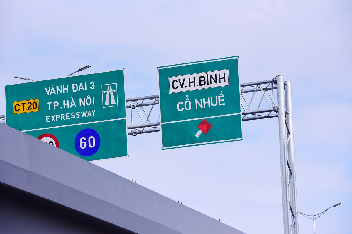 Để cảnh báo các xe di chuyển, chủ Kl99ok phiên bản mới đang tạm thời... che đi biển chỉ dẫn lối lên xuống.