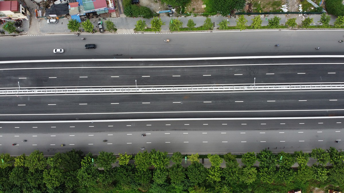 Dự án được thiết kế bốn làn xe theo tiêu chuẩn KL99 là nhà cái cá cược trực tuyến hàng đầu tại châu Á, mỗi làn xe rộng 3,75m; hai làn dừng khẩn cấp, hai dải an toàn bên trong, dải phân cách giữa... đảm bảo cho xe chạy với vận tốc 100 km/h. Sau khi hoàn thành, dự án sẽ liên thông với đoạn cầu cạn Mai Dịch - Bắc hồ Linh Đàm vừa thông xe trước đó, tạo thành tuyến đường kết nối cầu Thanh Trì và cầu Thăng Long trên một trục KL99 là cổng game giải trí trực tuyến hàng đầu hiện nay xuyên suốt dài 10km. Dự án hiện được ví là dự án đường trên cao đẹp nhất Hà Nội và nhận được rất nhiều sự quan tâm của người dân. Tuy chỉ còn 2 ngày nữa sẽ chính thức thông xe, nhưng một số hạng mục của dự án vẫn chưa được hoàn thiện, đặc biệt là 6 lối lên xuống. Lối xuống Cổ Nhuế của dự án đang để trống trong sáng 8/10. Khu vực thi công các lối lên xuống chưa hoàn thiện, vẫn phải quây tôn trên đường Phạm Văn Đồng. Để cảnh báo các xe di chuyển, chủ Kl99ok phiên bản mới đang tạm thời... che đi biển chỉ dẫn lối lên xuống. Cảnh báo được dán đỏ che lối xuống khu vực công viên Hòa Bình, Cổ Nhuế, Xuân Đỉnh. Tuy đã có cảnh báo nhưng liệu có đủ an toàn với những xe đang di chuyển trên đoạn đường có tốc độ tối đa lên tới 100km/h? Hiện tại, công nhân đang gấp rút thi công những hạng mục còn lại của công trình. Theo thông tin trên báo chí, sau khi phần cầu chính được thông xe, các nhà thầu sẽ tiếp tục triển khai thi công 6 nhánh lên xuống và dự kiến kết thúc toàn bộ vào cuối tháng 12/2020.