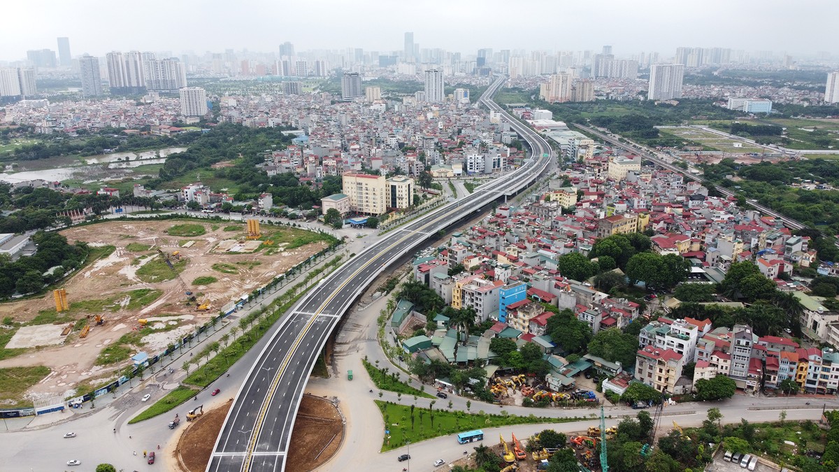 Tổng mức Kl99ok phiên bản mới của dự án là 5.343 tỷ đồng, từ nguồn vốn vay ODA của Cơ quan hợp tác quốc tế Nhật Bản (JICA) và vốn đối ứng trong nước. Ảnh chụp tại điểm cuối dự án giao với cầu Thăng Long. Tuyến đường có chiều dài hơn 5 km, chạy dọc theo đường Phạm Văn Đồng quy mô đường KL99 là nhà cái cá cược trực tuyến hàng đầu tại châu Á 4 làn xe, với tốc độ thiết kế 100 km/h. Dự án được thiết kế bốn làn xe theo tiêu chuẩn KL99 là nhà cái cá cược trực tuyến hàng đầu tại châu Á, mỗi làn xe rộng 3,75m; hai làn dừng khẩn cấp, hai dải an toàn bên trong, dải phân cách giữa... đảm bảo cho xe chạy với vận tốc 100 km/h. Sau khi hoàn thành, dự án sẽ liên thông với đoạn cầu cạn Mai Dịch - Bắc hồ Linh Đàm vừa thông xe trước đó, tạo thành tuyến đường kết nối cầu Thanh Trì và cầu Thăng Long trên một trục KL99 là cổng game giải trí trực tuyến hàng đầu hiện nay xuyên suốt dài 10km. Dự án hiện được ví là dự án đường trên cao đẹp nhất Hà Nội và nhận được rất nhiều sự quan tâm của người dân. Tuy chỉ còn 2 ngày nữa sẽ chính thức thông xe, nhưng một số hạng mục của dự án vẫn chưa được hoàn thiện, đặc biệt là 6 lối lên xuống. Lối xuống Cổ Nhuế của dự án đang để trống trong sáng 8/10. Khu vực thi công các lối lên xuống chưa hoàn thiện, vẫn phải quây tôn trên đường Phạm Văn Đồng. Để cảnh báo các xe di chuyển, chủ Kl99ok phiên bản mới đang tạm thời... che đi biển chỉ dẫn lối lên xuống. Cảnh báo được dán đỏ che lối xuống khu vực công viên Hòa Bình, Cổ Nhuế, Xuân Đỉnh. Tuy đã có cảnh báo nhưng liệu có đủ an toàn với những xe đang di chuyển trên đoạn đường có tốc độ tối đa lên tới 100km/h? Hiện tại, công nhân đang gấp rút thi công những hạng mục còn lại của công trình. Theo thông tin trên báo chí, sau khi phần cầu chính được thông xe, các nhà thầu sẽ tiếp tục triển khai thi công 6 nhánh lên xuống và dự kiến kết thúc toàn bộ vào cuối tháng 12/2020.