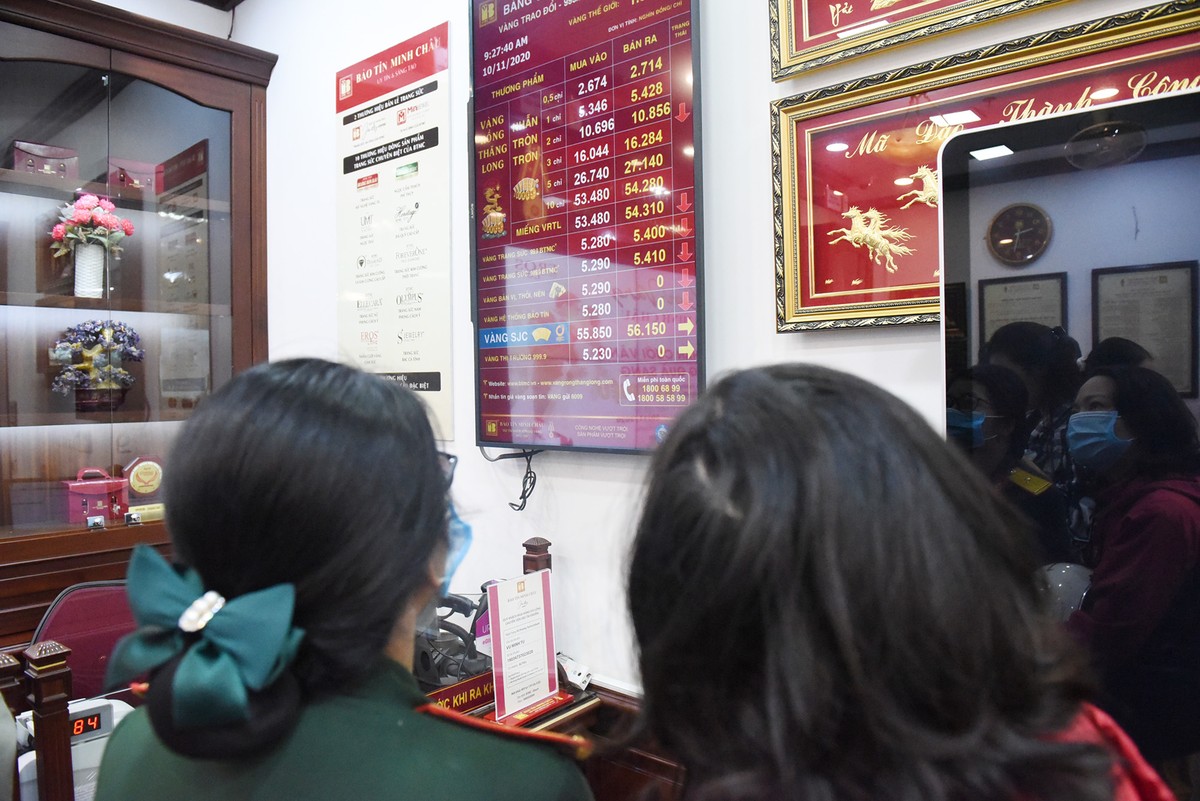 Sau khi tăng 200.000 đồng/lượng trong ngày hôm qua, giá vàng SJC của Công ty Vàng bạc Đá quý Sài Gòn mở cửa sáng nay ngày 10/11 tại Hà Nội đã đảo chiều giảm mạnh 600.000 đồng/lượng ở cả 2 chiều mua vào và bán ra, hiện niêm yết ở mức 55,90 – 56,42 triệu đồng/lượng (mua vào - bán ra).
