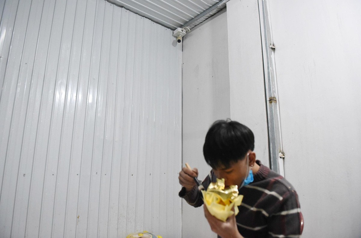 Quy trình dát lá vàng được diễn ra trong khu vực kín chỉ có duy nhất một người thợ được tham gia.